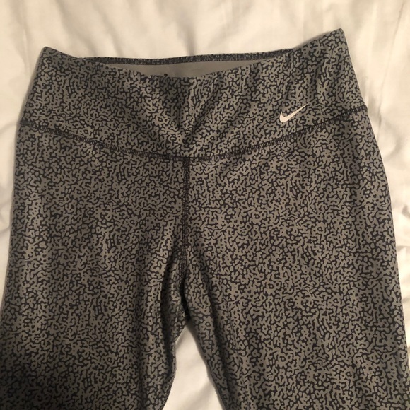 Nike Cropped Leggings - Picture 3 of 7